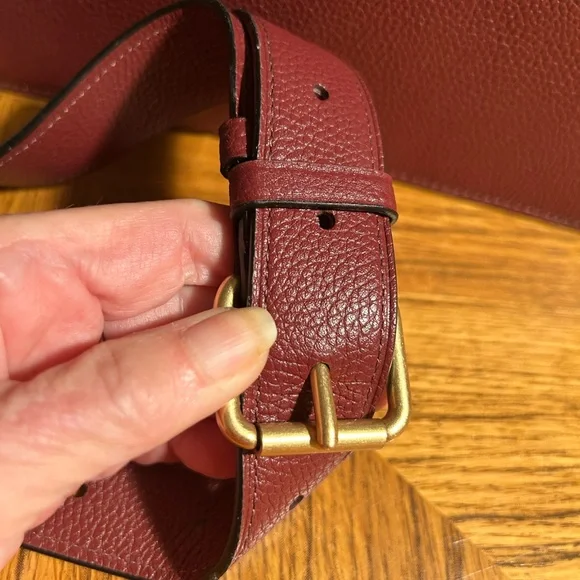 New Coach Elegant Burgundy Leather Shoulder Bag - Picture 6 of 16